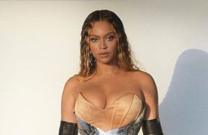 Beyoncé : en ensemble de pyjama upgradé, elle éblouit le front-row du défilé Louis Vuitton