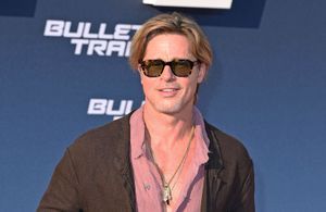 Brad Pitt apparaît en jupe sur le tapis rouge de « Bullet Train »