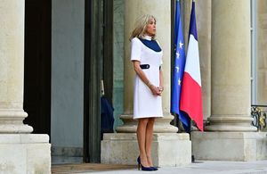 Brigitte Macron, Vanessa Bruno et la saharienne rose