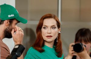 Cannes 2022 : Isabelle Huppert surprend la Croisette en robe verte Balenciaga