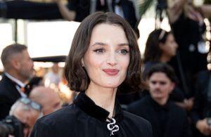 Cannes 2023 : Charlotte Le Bon sort des sentiers battus dans un look navy pointu