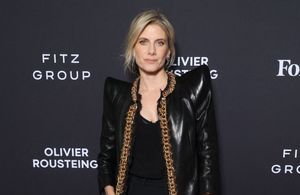 Chaussures à plateforme XXL et épaulettes maxi, Mélanie Laurent fait sensation en Balmain