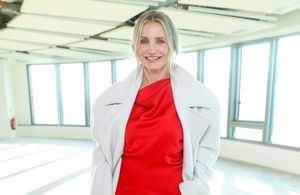 Chaussures rouges et jeux de matières : les astuces mode de Cameron Diaz pour élever un total look noir