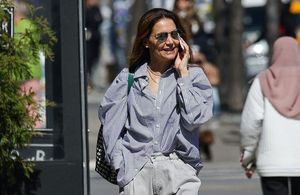 Chemise et jean confortable, le look printanier de Katie Holmes nous inspire