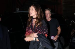 Cindy Crawford : on copie sa façon de porter le foulard 