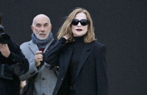  Dans un total look noir, Isabelle Huppert incarne le gothique-chic au défilé Balenciaga 