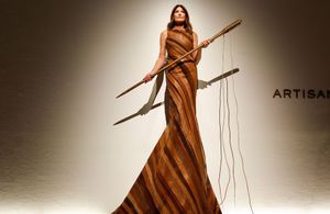 Dans une robe en cuir spectaculaire, Carla Bruni surprend les invités du défilé Tod’s à Milan
