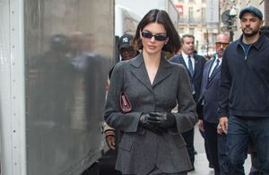 En 2025, la girl boss s'habille avec ce look strict et incontournable des années 1990 