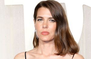 En ensemble en tweed et strass, l’élégance festive de Charlotte Casiraghi au défilé Chanel