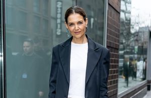 En jupe midi satinée et bottes, on s’inspire du look de Katie Holmes