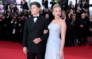 En robe bustier Prada, Scarlett Johansson incarne l’élégance intemporelle à Cannes