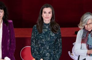 En robe fluide et bottes en daim, on s'inspire du look boho-chic de Letizia d'Espagne