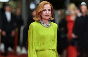 En robe fluo à franges, Isabelle Huppert ose la couleur sur le tapis rouge du Festival de Cannes