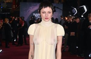 En robe transparente jaune beurre, Emma Corrin fait sensation à la première de « Nosferatu » à Londres