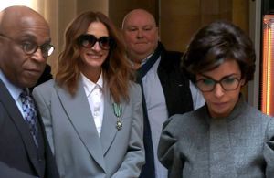En tailleur gris aux côtés de Rachida Dati, Julia Roberts fait revivre son look culte des années 90
