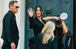 Épaulettes, queue-de-pie et diamants : le look glamour et symbolique de Kim Kardashian au procès de son braquage 