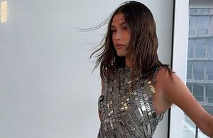 Fabriquée à partir de 150 montres, cette robe portée par Hailey Bieber repousse les limites de l’upcycling
