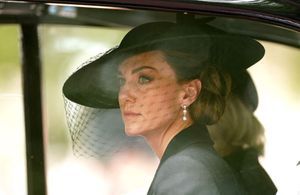Funérailles d’Elisabeth II : cet accessoire arboré par Kate Middleton rend hommage aux traditions royales
