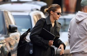 Gigi Hadid adopte le mocassin blanc, tendance phare du printemps 
