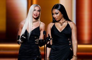 Grammy Awards 2022 : Dua Lipa et Megan Thee Stallion recréent cette scène culte entre Mariah Carrey et Whitney Houston