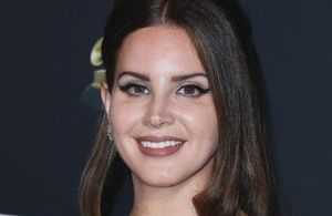 Grammys 2020 : Lana Del Rey avoue avoir acheté sa robe au supermarché