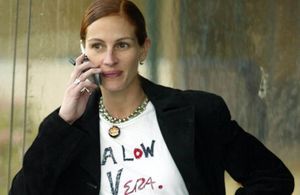 Histoire d’une tenue : comment ce t-shirt de Julia Roberts a provoqué un divorce