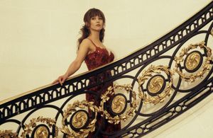 Histoire d’une tenue : le symbolisme caché de la robe rouge de Sophie Marceau dans James Bond  