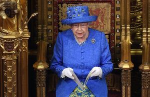 Histoire d’une tenue : pourquoi le chapeau d’Elisabeth II a divisé l’Angleterre