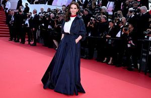 Juliette Binoche rayonnante sur le tapis rouge de Cannes avec un look bleu-blanc-rouge
