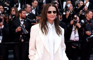 Juliette Binoche rivalise d’élégance en costume-cravate sur le tapis rouge de Cannes