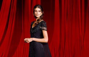 Kaia Gerber porte une robe vintage Givenchy, inspirée d’Audrey Hepburn