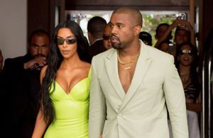 Kanye West pique les chaussures de Kim Kardashian, la toile s’emballe