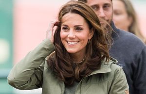 Kate Middleton en jean Zara pour sa première visite officielle depuis la naissance du bébé