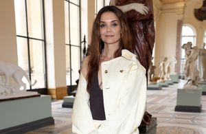  Katie Holmes illumine le défilé Zimmermann dans un ensemble jaune beurre ultra chic