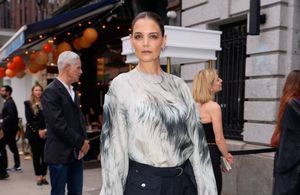 Katie Holmes prouve que le pantalon cargo peut aussi se porter en soirée 