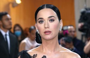 Katy Perry : en balade avec sa fille, elle adopte les sandales controversées de l’été
