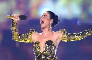Katy Perry : spectaculaire en robe Vivienne Westwood lors du concert du couronnement 