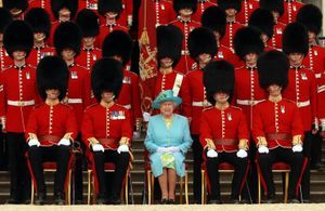 La reine Élisabeth II en 30 looks royaux iconiques 