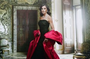 Letizia d’Espagne en Balenciaga vintage : l’histoire derrière la tenue glamour de son portrait officiel