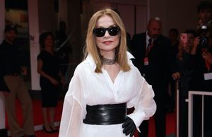 Lunettes noires et robe chemise : l’entrée remarquée d’Isabelle Huppert à la Mostra de Venise