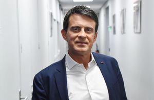 Manuel Valls veut-il devenir une icône mode ?