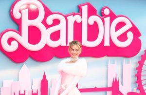 Margot Robbie : en robe Vivienne Westwood, elle recrée ce look de Barbie datant de 1960