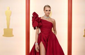Oscars 2023 : Cara Delevingne plus en forme que jamais dans une robe rouge fendue