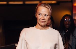 Pamela Anderson s’approprie cette « jupe de grand-mère » dans les rues de Paris