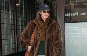 Portée par Dakota Johnson, la casquette de baseball est devenue un incontournable de l’automne 