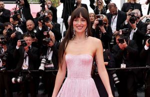 Pour sa grande première à Cannes, Dakota Johnson fait sensation en robe à franges