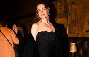 Robe bustier et manteau structuré : Katie Holmes signe le look chic et sensuel idéal pour la Saint-Valentin