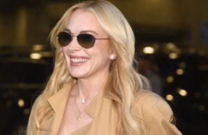 Robe fleurie et trench : Lindsay Lohan porte le look de la rentrée