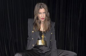 Rock et rebelle, Laetitia Casta se métamorphose sous l’oeil de Juergen Teller pour Balmain