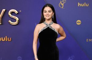 Selena Gomez brille sur le tapis rouge des Emmy Awards 